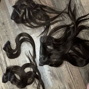 Zala Clip-ins. 16 inch. Luxurious Black Hair Extensions